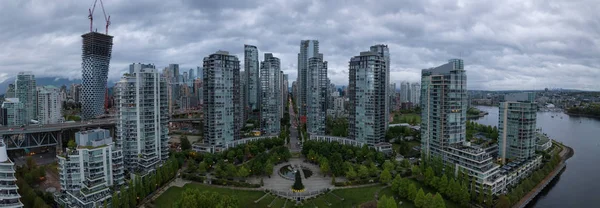 在多云的日出期间 市中心城市高层建筑的鸟瞰图 在加拿大不列颠哥伦比亚省温哥华拍摄 — 图库照片