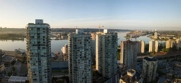 Vista Aérea Edifícios Residenciais Cidade Durante Nascer Sol Vibrante Tomado — Fotografia de Stock