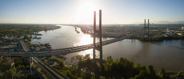 Vista Aérea Del Puente Alex Fraser Durante Vibrante Día Soleado —  Fotos de Stock