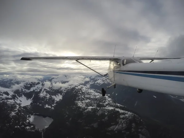 Avion Survolant Magnifique Paysage Montagneux Canadien Par Une Soirée Nuageuse — Photo