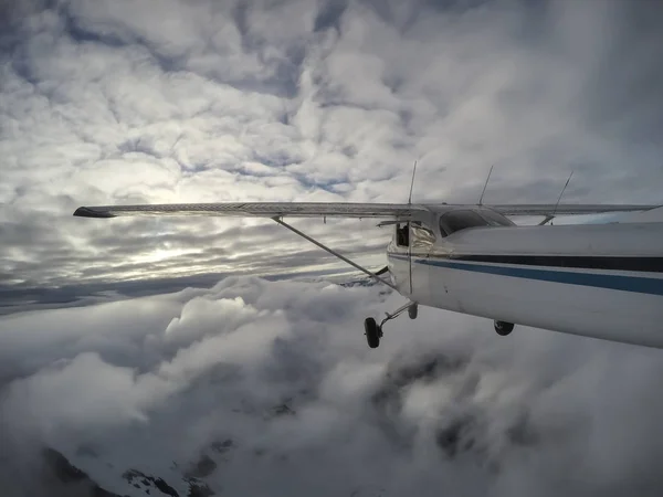 Letadlo Letící Nad Krásné Kanadské Horské Krajiny Během Večera Přeháňky — Stock fotografie