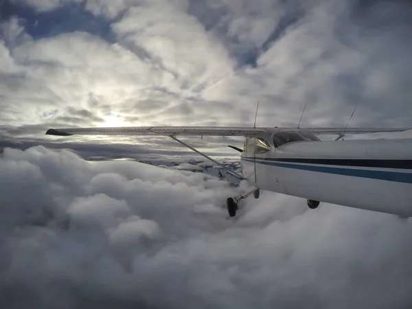 Samolot Leciał Nad Piękny Kanadyjski Krajobraz Górski Pochmurny Wieczór Podjęte — Zdjęcie stockowe