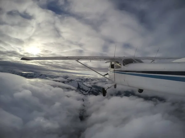 Avion Survolant Magnifique Paysage Montagneux Canadien Par Une Soirée Nuageuse — Photo