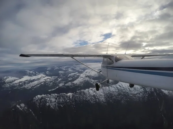 Avion Survolant Magnifique Paysage Montagneux Canadien Par Une Soirée Nuageuse — Photo