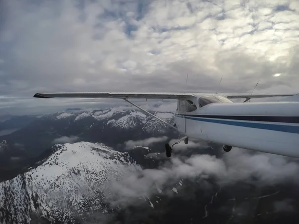 Avion Survolant Magnifique Paysage Montagneux Canadien Par Une Soirée Nuageuse — Photo