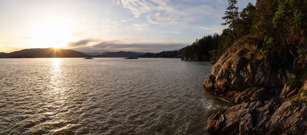 Nádherný Panoramatický Výhled Skalnaté Pobřeží Při Pohledu Lighthouse Park Přijata — Stock fotografie