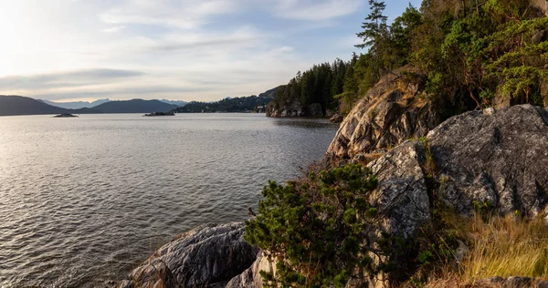 Nádherný Panoramatický Výhled Skalnaté Pobřeží Při Pohledu Lighthouse Park Přijata — Stock fotografie