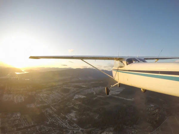 Letadlo Letící Nad Obytné Čtvrti Během Živý Barevný Západ Slunce — Stock fotografie