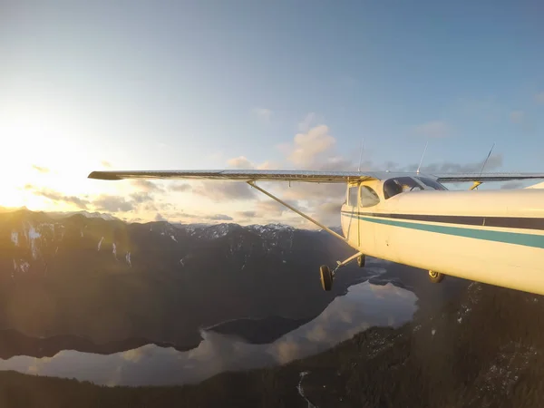 Repülőgép Repül Gyönyörű Kanadai Táj Vibráló Színes Naplemente Alatt Hozott — Stock Fotó