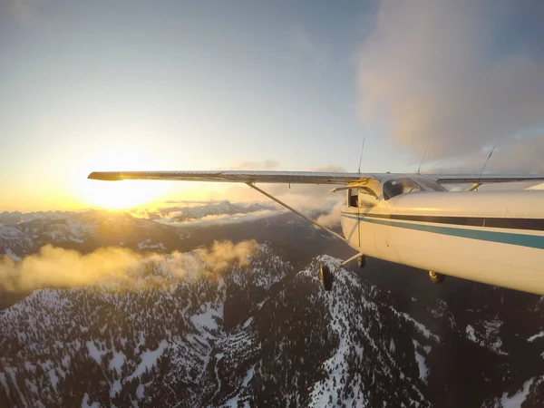 Letadlo Letící Nad Krásná Kanadská Krajina Při Západu Slunce Zářivé — Stock fotografie