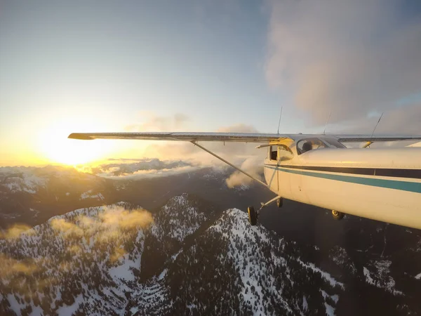 Avião Voando Sobre Bela Paisagem Canadense Durante Pôr Sol Vibrante — Fotografia de Stock