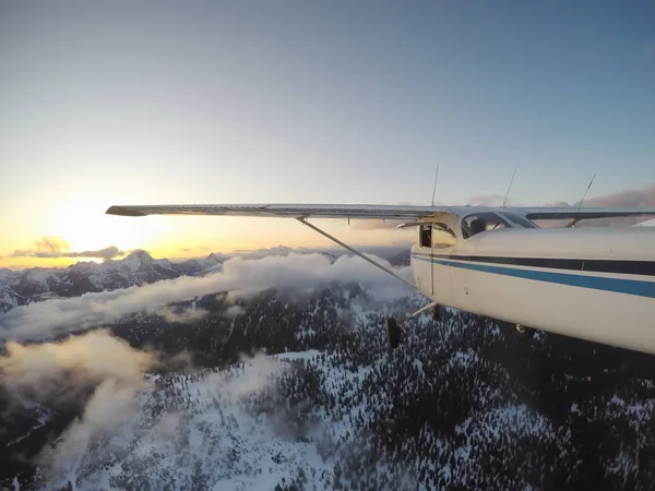 Avião Voando Sobre Bela Paisagem Canadense Durante Pôr Sol Vibrante — Fotografia de Stock