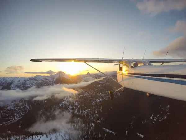 Avión Volando Sobre Hermoso Paisaje Canadiense Durante Una Vibrante Colorida —  Fotos de Stock