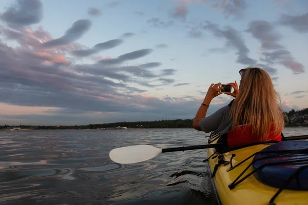 Una Donna Kayak Sta Remando Nell Oceano Durante Tramonto Vibrante — Foto Stock