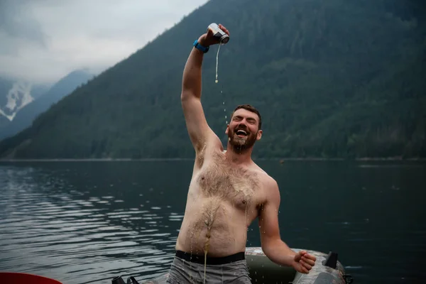 Homme Qui Verse Bière Dans Une Canette Pendant Une Fête — Photo