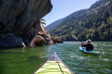 Harrison nehirde bir güzel ve canlı yaz gün boyunca kayak. Vancouver, British Columbia, Kanada doğusunda yer alan.