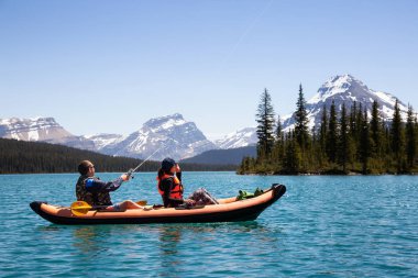 Yay Gölü, Banff National Park, Alberta, Kanada - 18 Haziran 2018: Birleştirmek-in sokulgan bir buzul Gölü'şişme bir kayık Balık tutma.