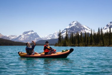 Yay Gölü, Banff National Park, Alberta, Kanada - 18 Haziran 2018: Birleştirmek-in sokulgan bir buzul Gölü'şişme bir kayık Balık tutma.