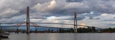 Skytrain köprü ve Pattullo Köprüsü'nın panoramik manzarasına fırtınalı bir akşam sırasında. Alınan New Westminster, büyük Vancouver, Bc, Kanada.
