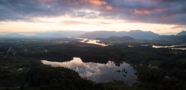 Havadan görünümü güzel Kanada peyzaj çarpıcı bir gün batımı sırasında. Alınan Chilliwack, East of Vancouver, British Columbia, Kanada.