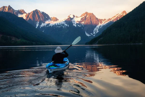 Abenteuerlustige Kajakfahrer Wasser Umgeben Von Der Wunderschönen Kanadischen Berglandschaft Aufgenommen — Stockfoto