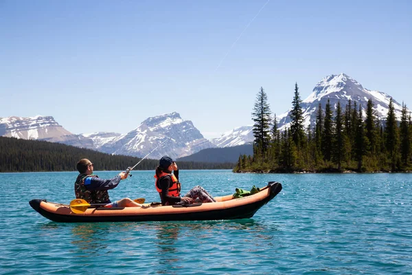 Lago Bow Parque Nacional Banff Alberta Canadá Junho 2018 Casal — Fotografia de Stock