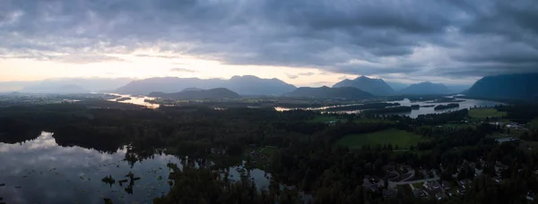 Luftaufnahme Der Wunderschönen Kanadischen Landschaft Bei Einem Eindrucksvollen Sonnenuntergang Der — Stockfoto