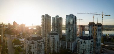Konut binalar şehrin canlı gün doğumu sırasında hava görünümünü. New Westminster, büyük Vancouver, British Columbia, Kanada alınan.