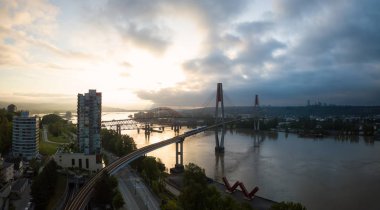 Canlı bir gündoğumu sırasında hava panoramik görünümü köprüler ve Fraser Nehri. New Westminster, büyük Vancouver, British Columbia, Kanada alınan.