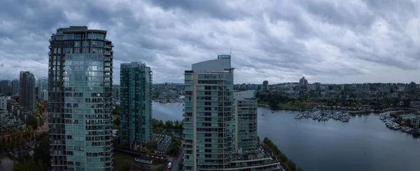 Hava Bulutlu Gün Doğumu Sırasında Şehir Şehir Yüksek Binaların Görünümünü — Stok fotoğraf