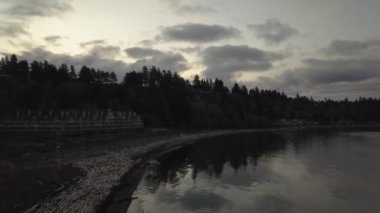 Joffre Gölü, British Columbia, Kanada Buzulu suda bir yansımasıdır güzel manzara.