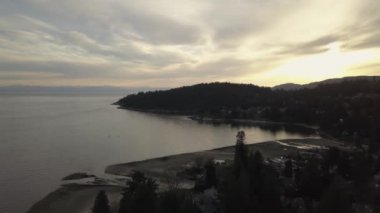Joffre Gölü, British Columbia, Kanada Buzulu suda bir yansımasıdır güzel manzara.