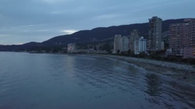 Apartmanlar Batı Vancouver, British Columbia, Kanada hava görünümünü. Güneş battıktan sonra karanlık ve huysuz bir akşam sırasında alınan.
