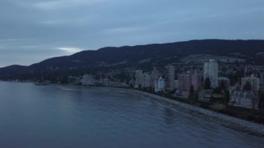 Apartmanlar Batı Vancouver, British Columbia, Kanada hava görünümünü. Güneş battıktan sonra karanlık ve huysuz bir akşam sırasında alınan.
