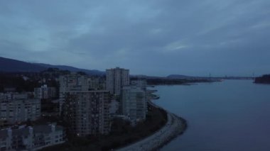 Apartmanlar Batı Vancouver, British Columbia, Kanada hava görünümünü. Güneş battıktan sonra karanlık ve huysuz bir akşam sırasında alınan.