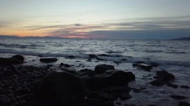 Güzel doğal deniz manzarası güneşli yaz gün doğumu sırasında hava görünümünü Pasifik Okyanusu kıyısında. Estevan, Vancouver Adası, British Columbia, Kanada çekilen video.