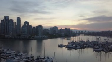 Apartmanlar Batı Vancouver, British Columbia, Kanada hava görünümünü. Güneş battıktan sonra karanlık ve huysuz bir akşam sırasında alınan.