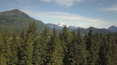 Grouse Mountain Vancouver şehir ile güzel bir gün zaman içinde belgili tanımlık geçmiş. Resim bir hava açısından bakıldığında Bc, Kanada.