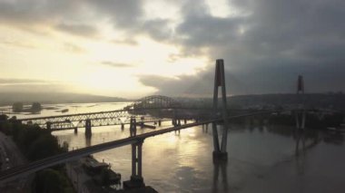 Canlı bir gündoğumu sırasında hava görünümü köprüler ve Fraser Nehri. New Westminster, büyük Vancouver, British Columbia, Kanada alınan.