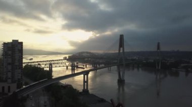 Canlı bir gündoğumu sırasında hava görünümü köprüler ve Fraser Nehri. New Westminster, büyük Vancouver, British Columbia, Kanada alınan.