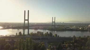 Canlı bir güneşli gün boyunca hava görünümünü Alex Fraser Köprüsü. Kuzey Delta, büyük Vancouver, Bc, Kanada alınan.