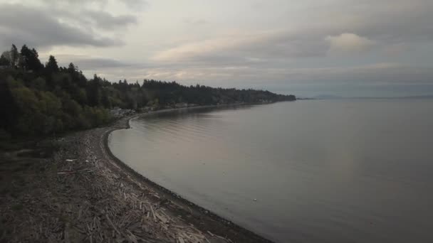 Beau paysage d'un reflet de l'eau du glacier au lac Joffre, Colombie-Britannique, Canada .