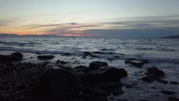 在阳光明媚的夏日日出时 太平洋沿岸美丽的自然海景的鸟瞰图 视频拍摄在托菲诺 温哥华岛 不列颠哥伦比亚省 加拿大 — 图库视频影像