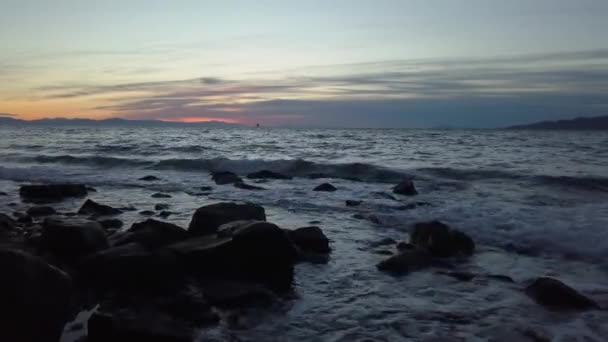 日当たりの良い夏の日の出の間の太平洋海岸の美しい自然景の空中写真は トフィーノ バンクーバー島 ブリティッシュ コロンビア州 カナダで撮影したビデオ — ストック動画