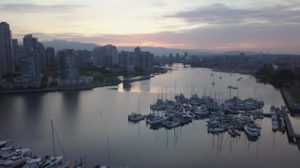 加拿大不列颠哥伦比亚省西温哥华公寓建筑鸟瞰图 采取在黑暗和穆迪黄昏后日落 — 图库视频影像