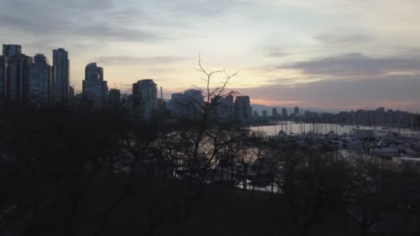 加拿大不列颠哥伦比亚省西温哥华公寓建筑鸟瞰图 采取在黑暗和穆迪黄昏后日落 — 图库视频影像