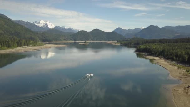 Barco Pesca Está Viajando Alta Velocidad Océano Día Lluvioso Sombrío — Vídeos de Stock