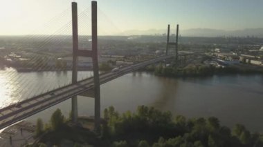 Canlı bir güneşli gün boyunca hava görünümünü Alex Fraser Köprüsü. Kuzey Delta, büyük Vancouver, Bc, Kanada alınan.