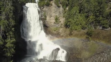 Havadan görünümü güzel şelale Alexander, güneşli yaz gün boyunca düşer. Squamish ve Whistler, Kuzey Vancouver, British Columbia, Kanada yakınında bulunan.