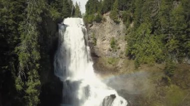 Havadan görünümü güzel şelale Alexander, güneşli yaz gün boyunca düşer. Squamish ve Whistler, Kuzey Vancouver, British Columbia, Kanada yakınında bulunan.